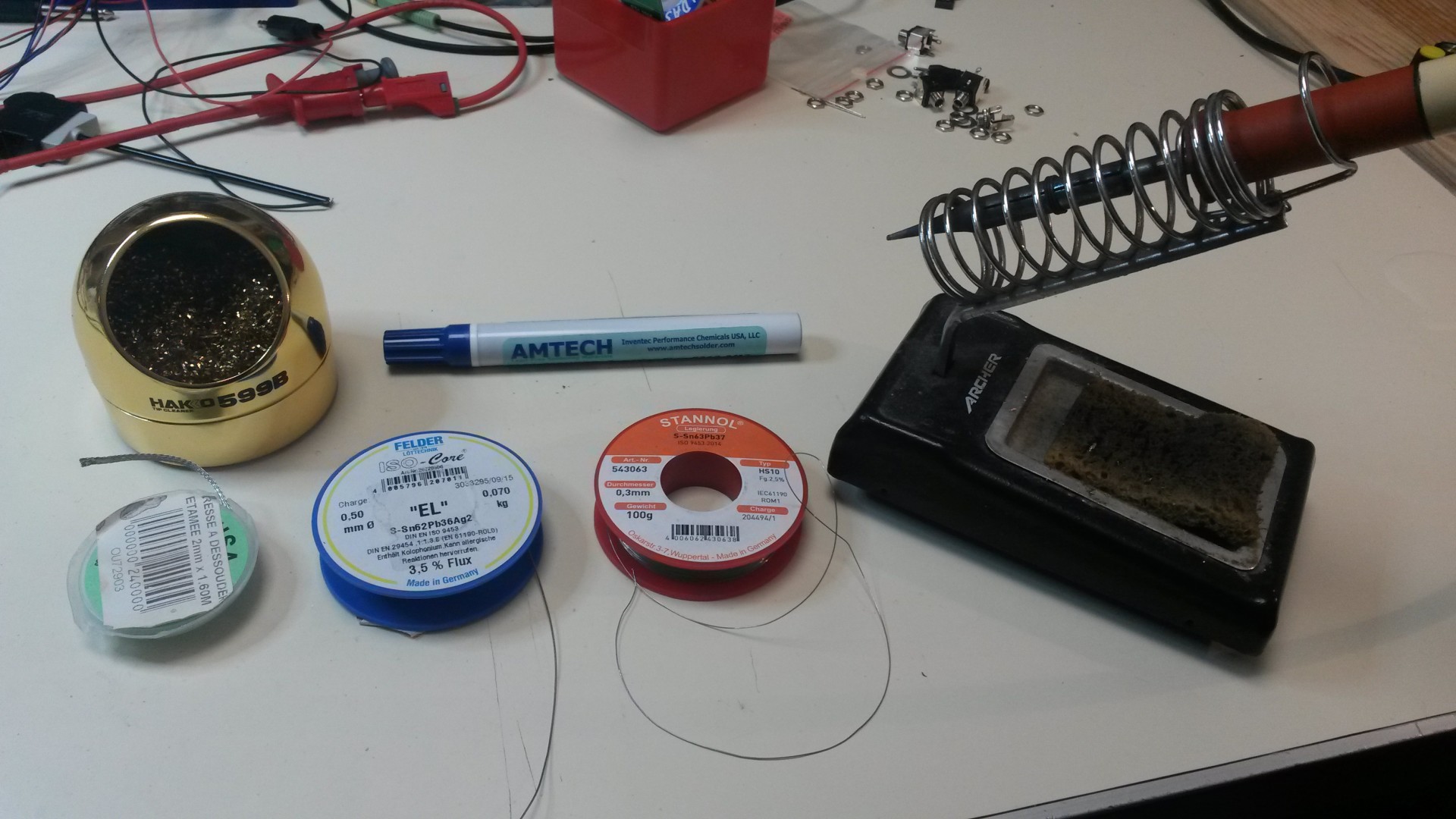 用于在家中 DIY SMD 組件更換的工作臺(tái)設(shè)置。