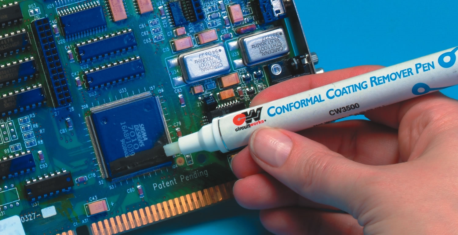 技術(shù)人員在 PCB 上涂抹用于去除保形涂層的溶劑。
