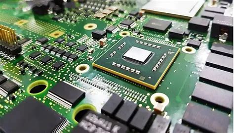 “在排除模板印刷缺陷故障后，完成 PCB，焊點(diǎn)干凈?！? width=