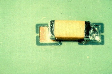 焊錫缺陷不足導致 PCB 接頭薄弱。
