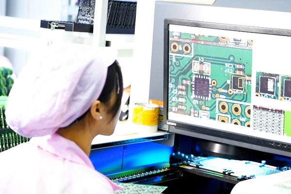 AOI 系統(tǒng)檢查 PCB 上 SMT 元件的貼裝