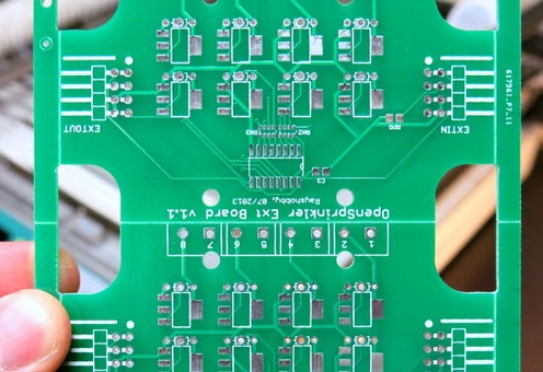 PCB 面板上用于分板的 V 形切口槽特寫。