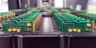 展示多塊電路板的批量 PCB 組裝線