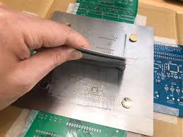 使用模板印刷在 PCB 上涂覆錫膏
