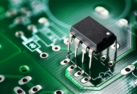 用于消費電子產(chǎn)品的帶有 SMT 和 THT 元件的混合技術(shù) PCB。