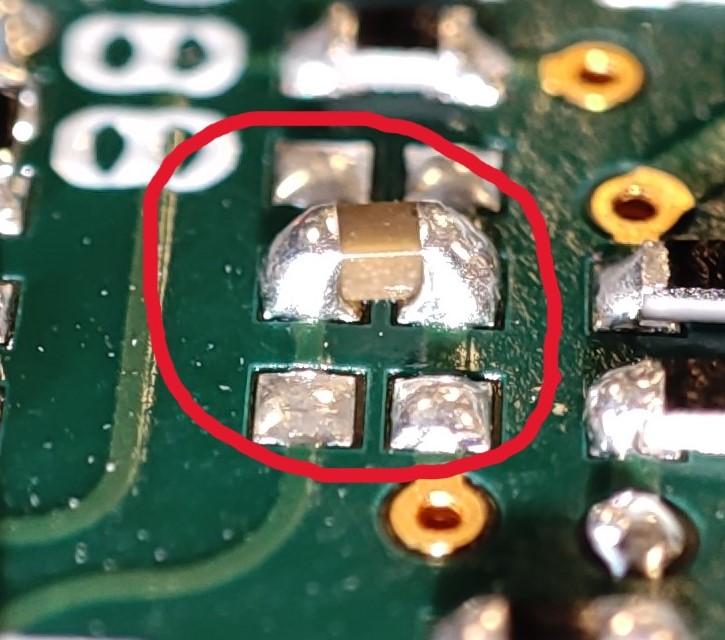采用手工焊接 0402 元件的 PCB 特寫(xiě)