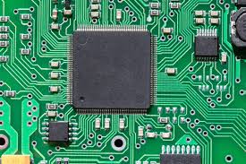 安裝在 PCB 上的微控制器芯片，用于嵌入式系統(tǒng)設(shè)計。