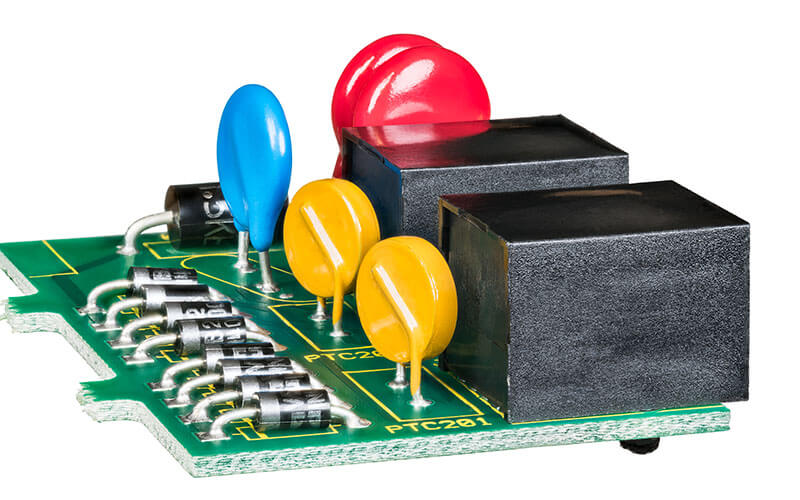 PCB 上的 SMD 熱敏電阻特寫顯示尺寸小，適合業(yè)余愛好者