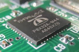 PCB 上具有底部端接連接的 QFN 元件特寫