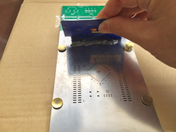 在 PCB 上對(duì)齊模板，用于 BTC 焊膏印刷