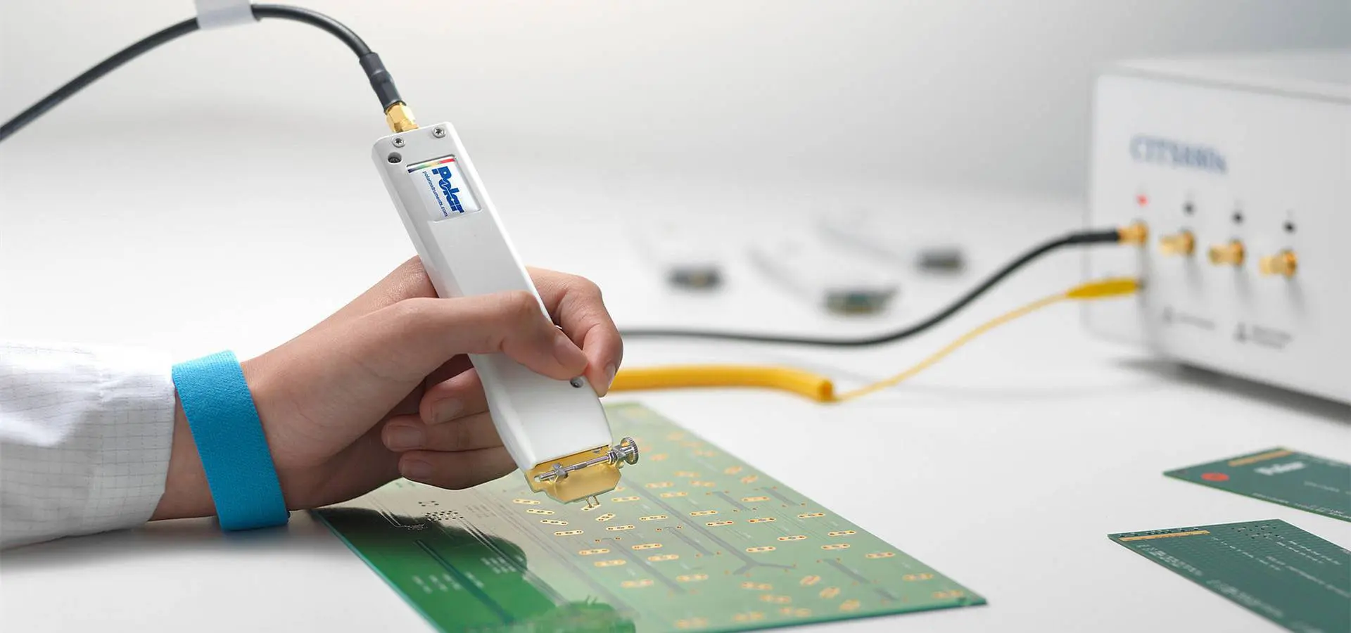 EV PCB 電子測試期間 ICT 測試探針的特寫