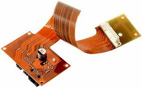 柔性 PCB 采用可彎曲設(shè)計(jì)，適用于獨(dú)特應(yīng)用。